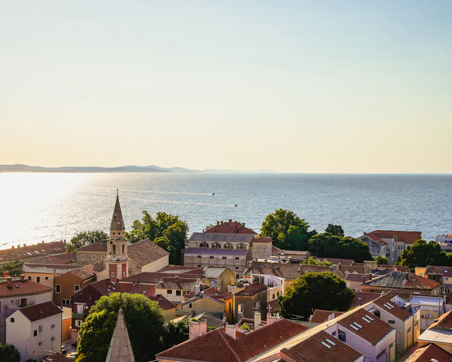 Dächer und Meer in Zadar, Kroatien